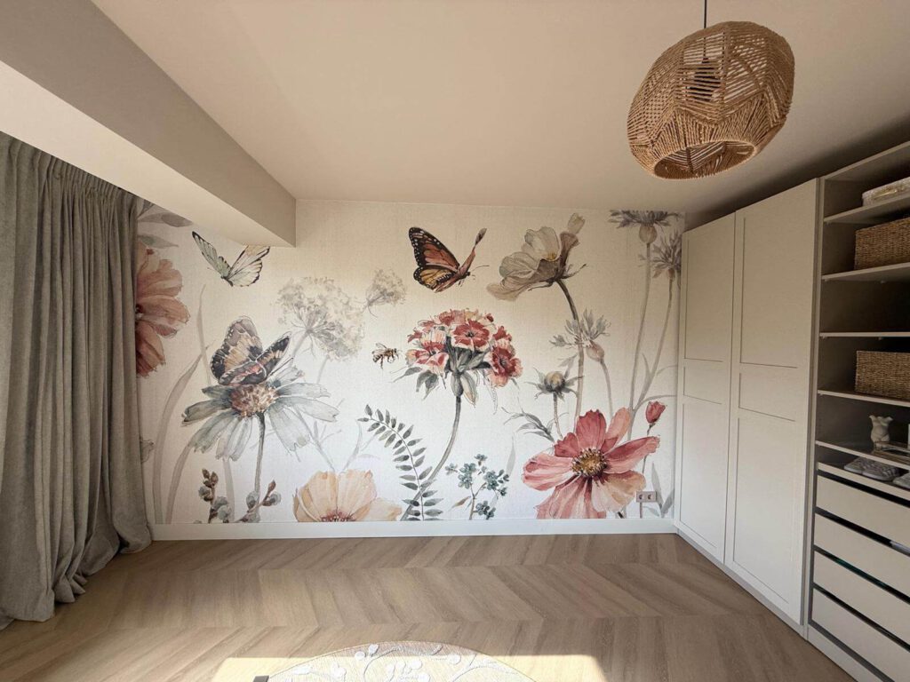 Fotobehang met bloemen en vlinders, professioneel geplaatst door Verweij Schilderwerken, specialist in behang en schilderwerk.