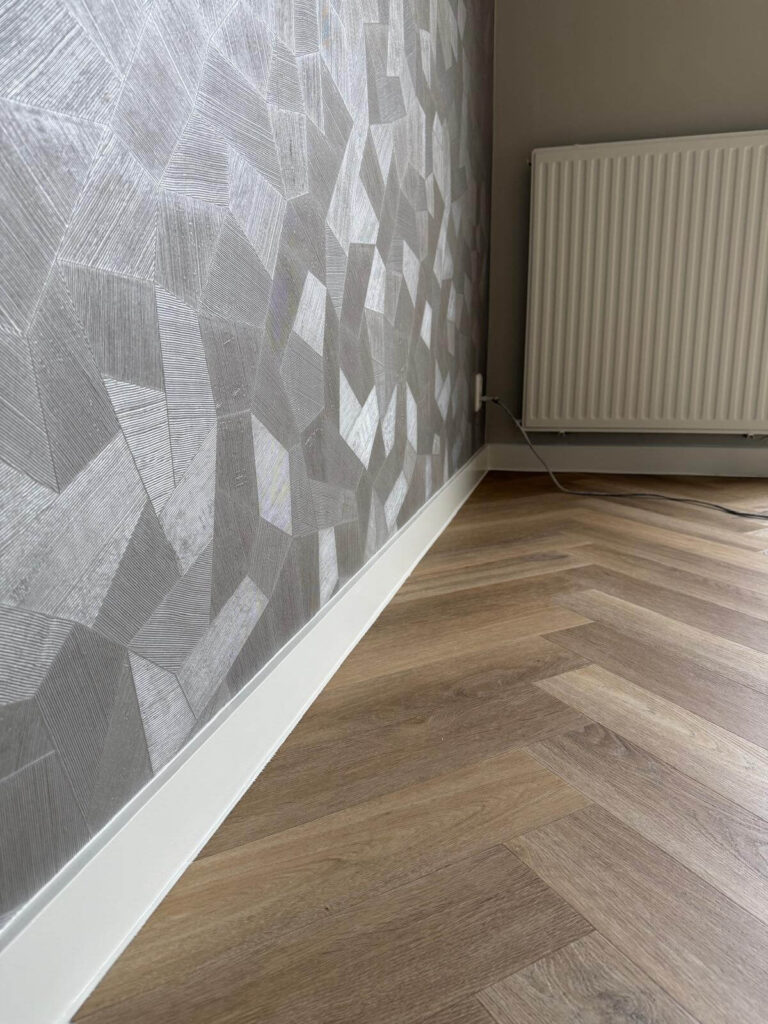 Strak aangebracht design behang met geometrisch patroon door onze behanger in Zoetermeer.