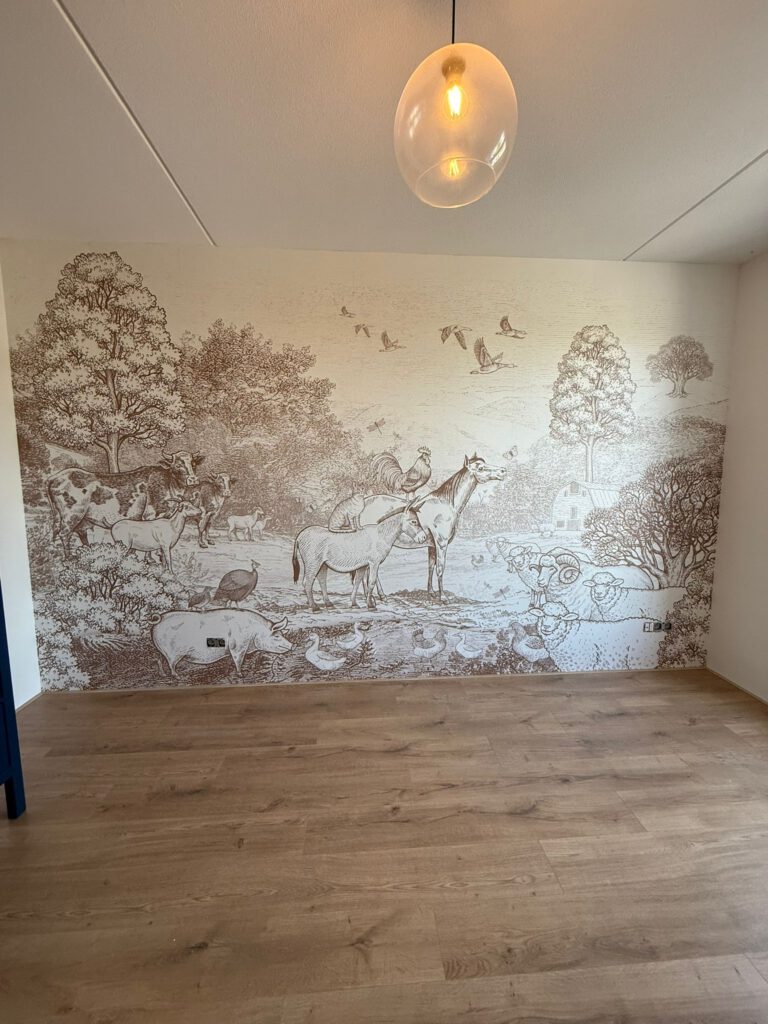 Behang met landelijke dierenscène in kinderkamer, professioneel aangebracht door Verweij Schilderwerken – specialist in schilder- en behangwerk in Zoetermeer