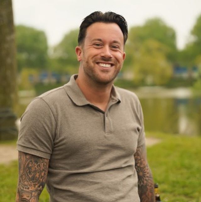 Zoran Verweij – eigenaar van Verweij Schilderwerken tijdens buitenschilderwerk in