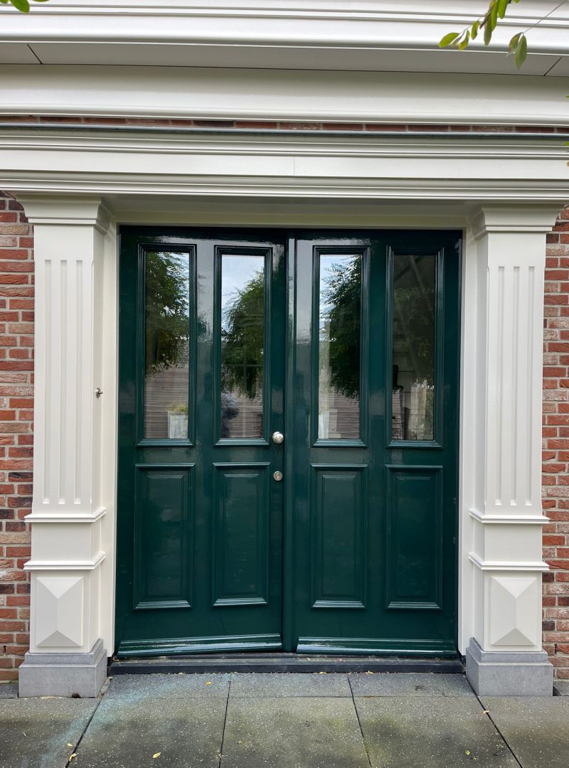 Hoogglans geschilderde houten voordeur en kozijnen in Alphen aan den Rijn - Verweij Schilderwerken buitenschilderwerk