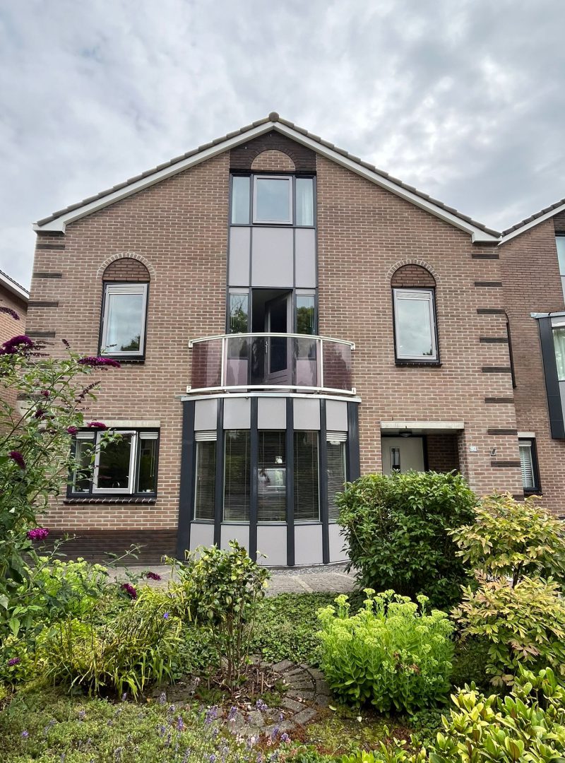 Buitenschilderwerk aan kozijnen, gevelelementen en balkon uitgevoerd door Verweij Schilderwerken. Strakke afwerking in contrasterende kleuren voor een frisse uitstraling van de woning.
